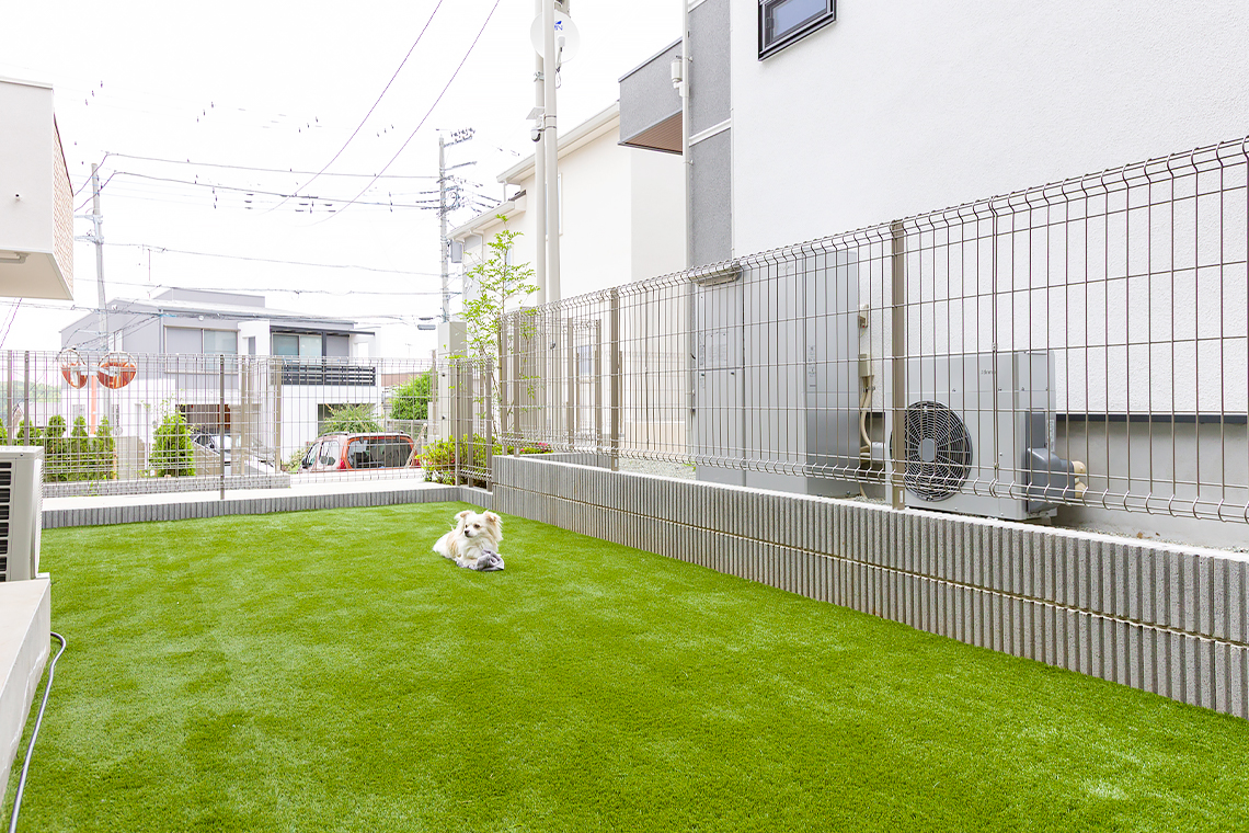 愛犬のために土の庭を一新した庭の施工事例（成建エクステリア）